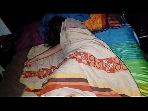 ❤️ Stepson akimtusi mama yake mdogo wa kambo wakati amelala. Ponografia tu ❌❤